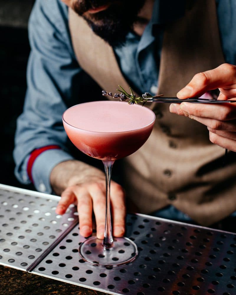 Barman przygotowujący koktajl