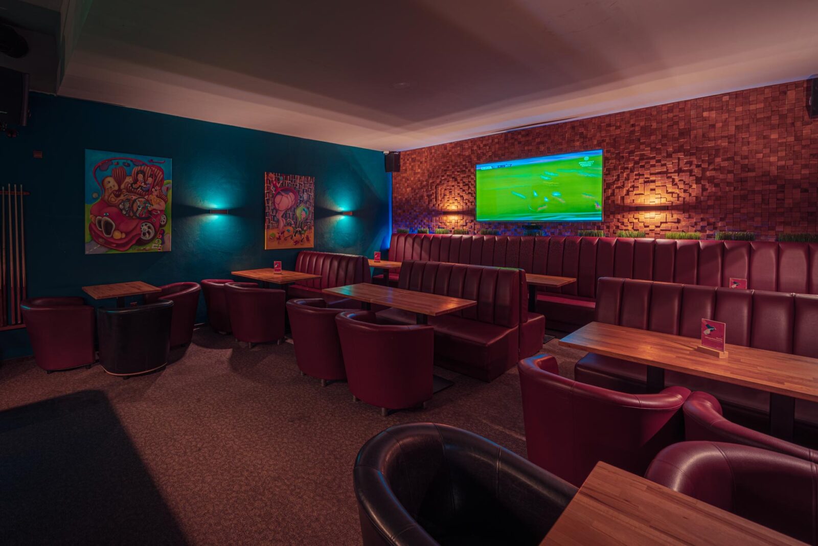 Booths and a television with live sport at Klub Pictures