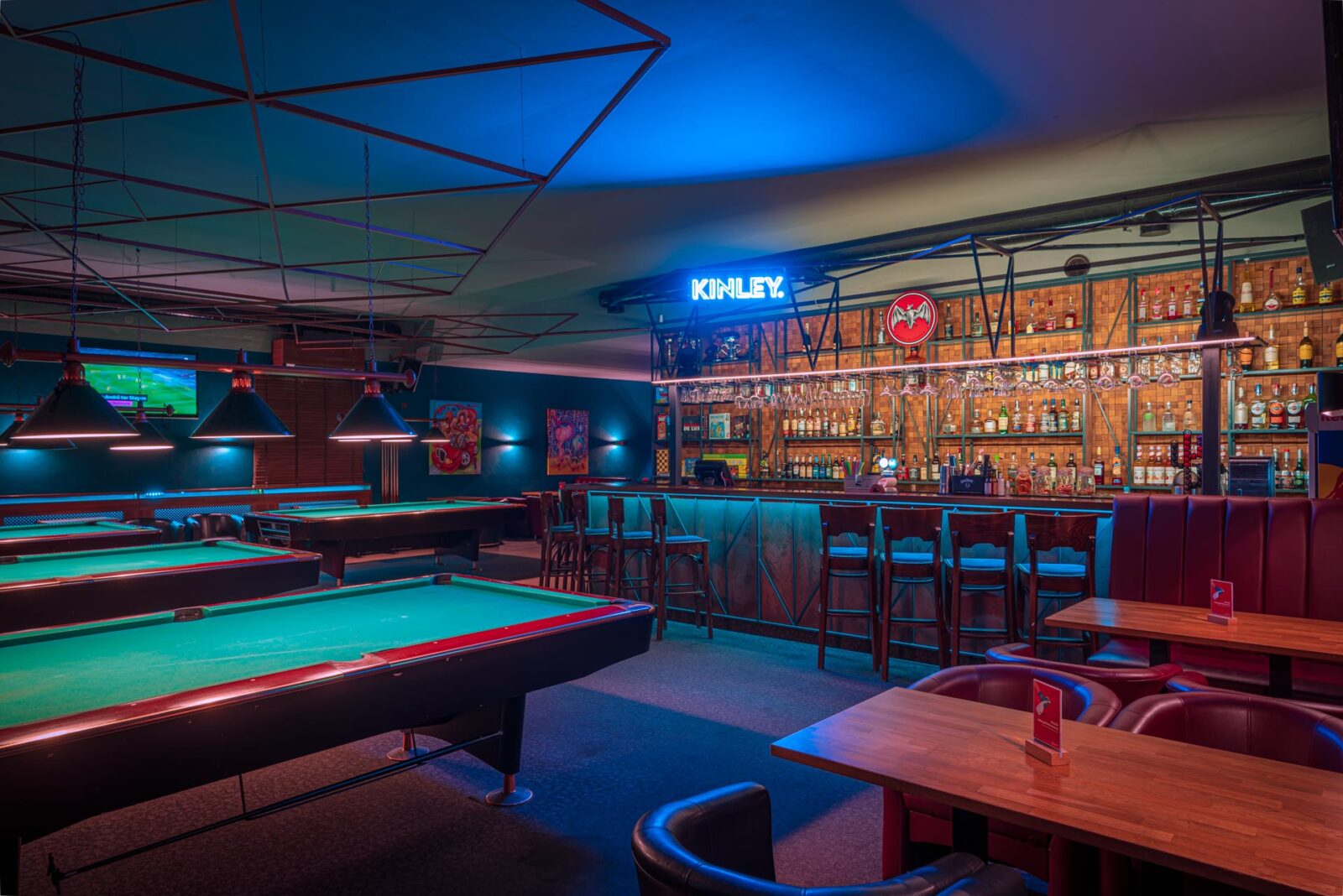 The pool tables and bar at Klub Pictures