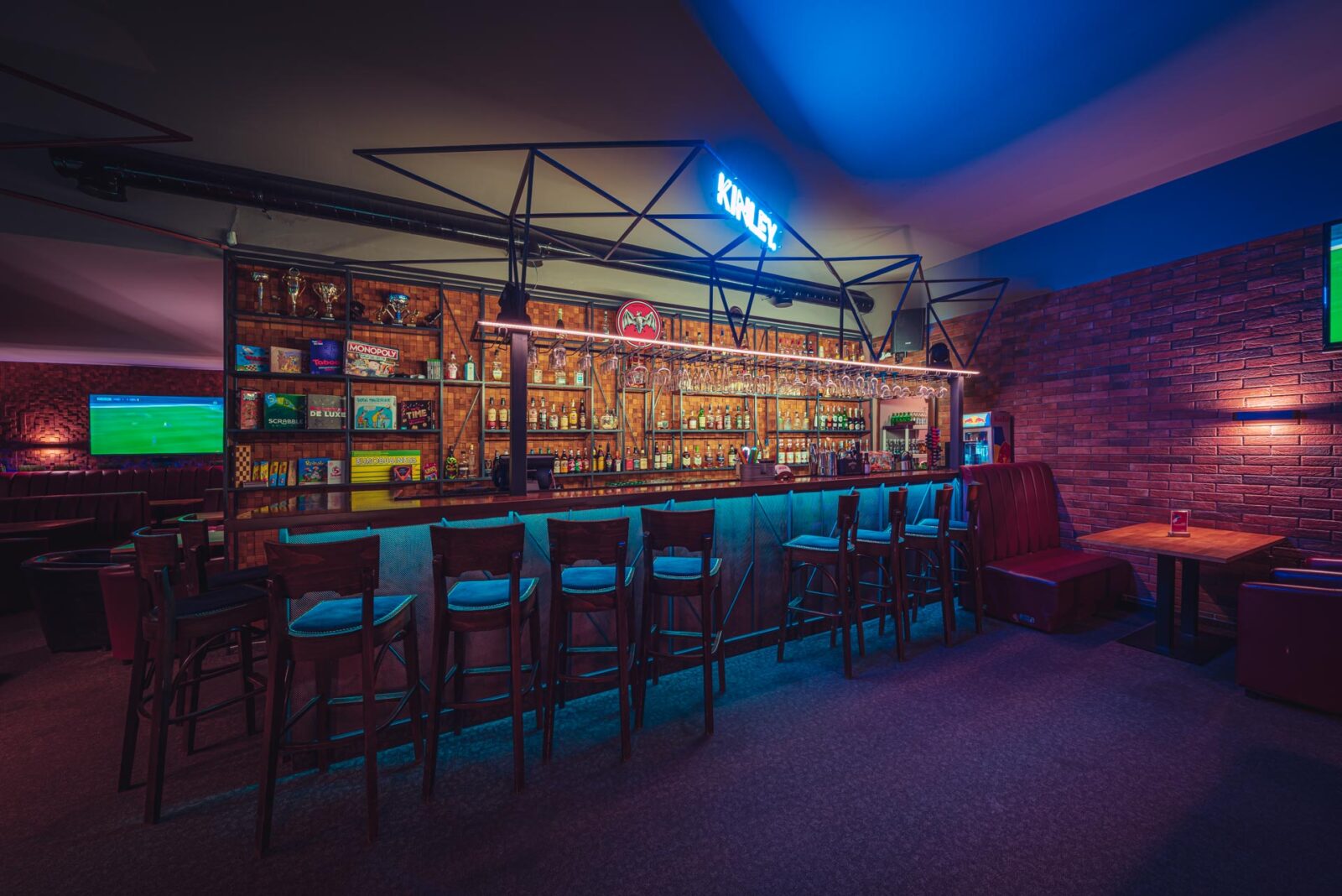 The bar and booths at Klub Pictures