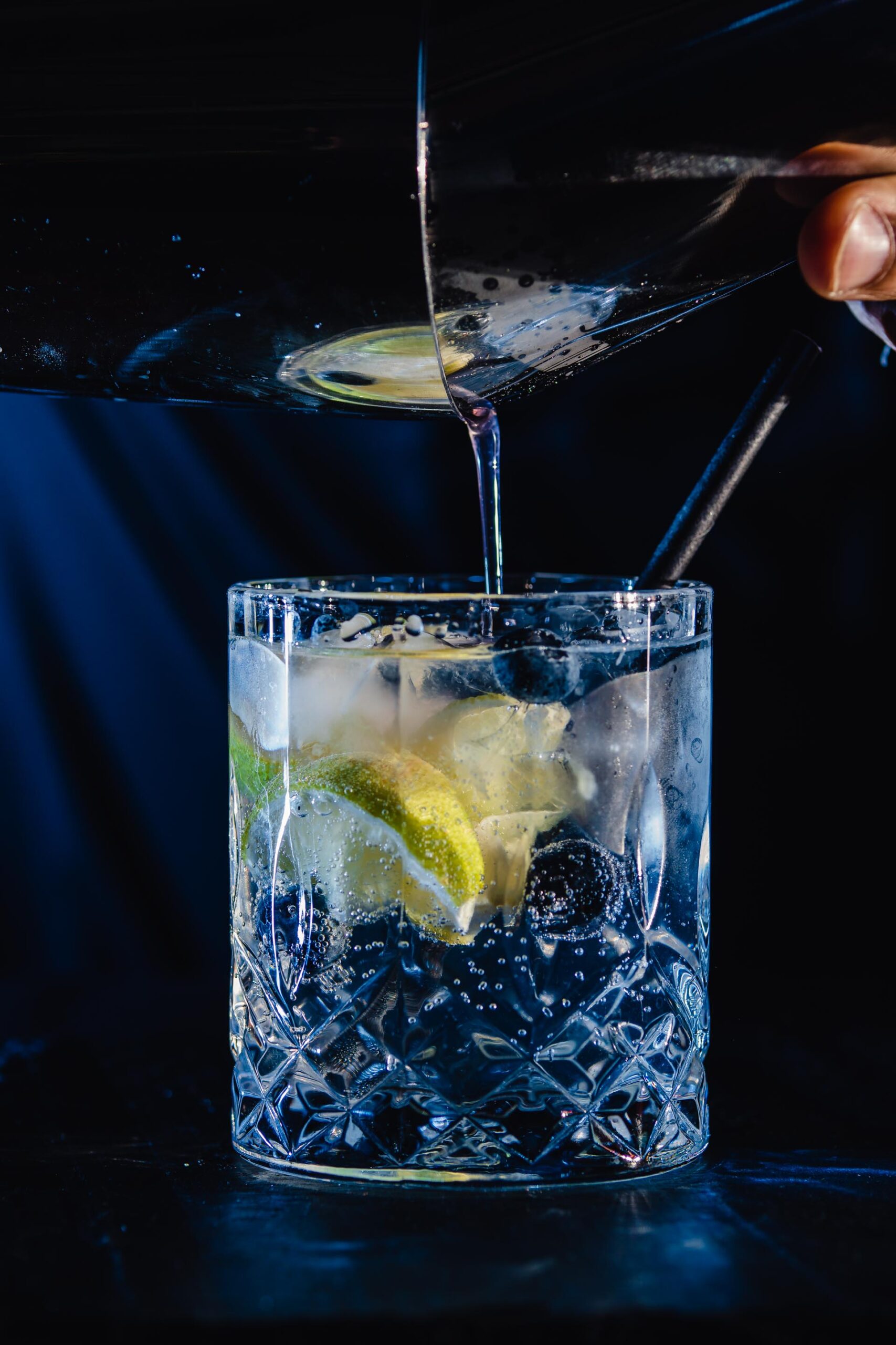 Drink nalewany przy barze Klubu Pictures